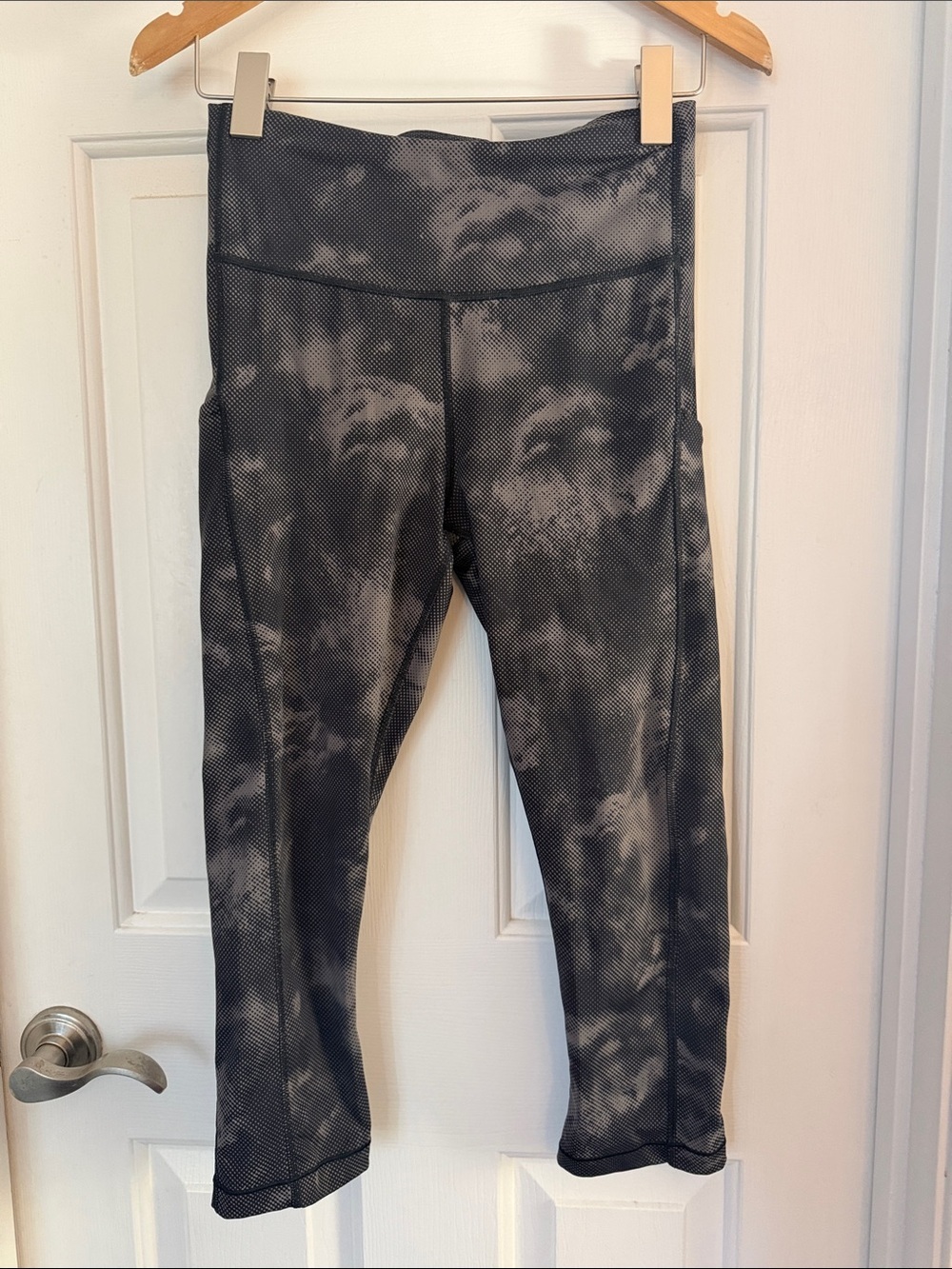 ATHLETA ultimate stash pocket printed capri small grey